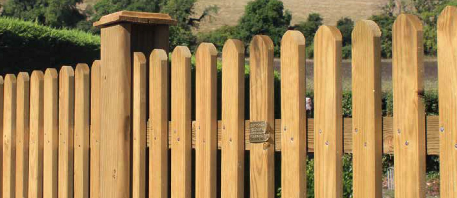 What are the Defining Features of Mitre Fence Panels